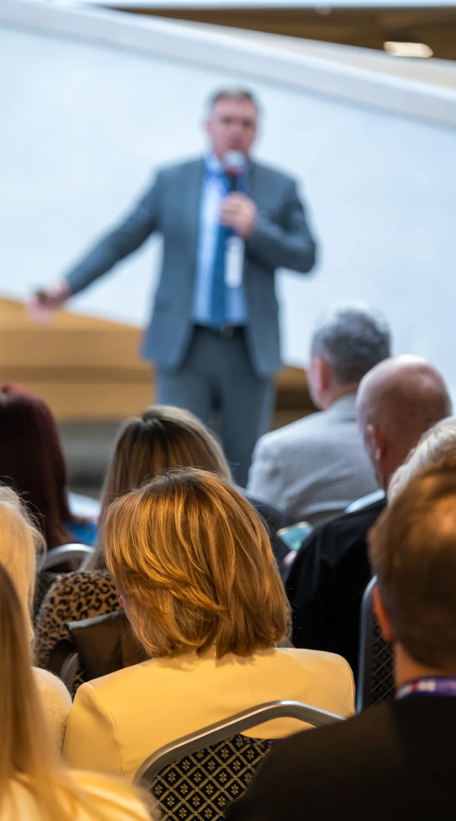 Interação entre convidados em ambiente executivo